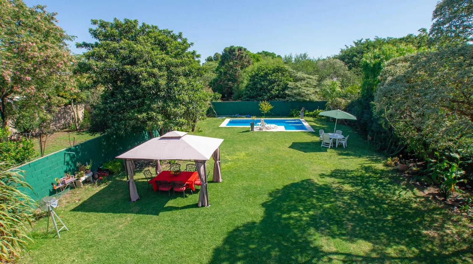 Patio exterior con pileta en Aura Residencia para estadías temporales